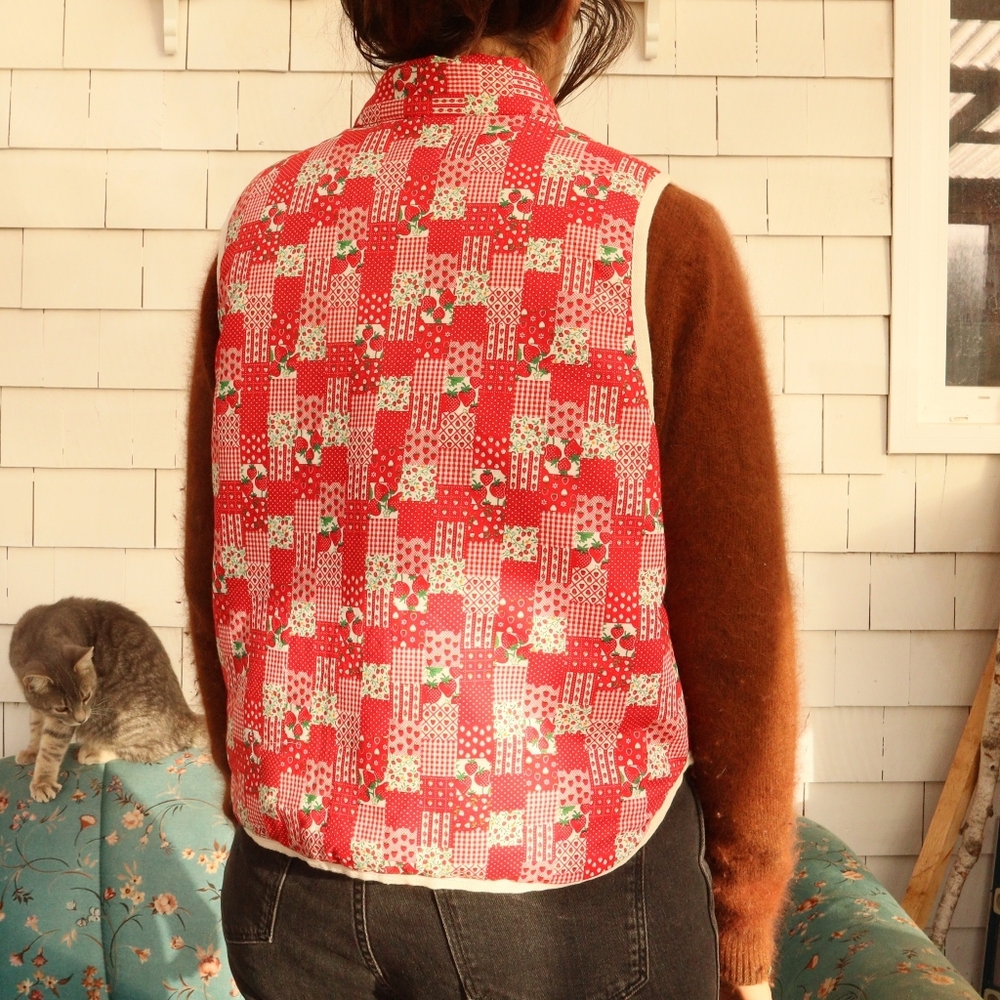 Upcycled Strawberry Patchwork Quilted Vest Vintage Cottagecore Red L - Picture 4 of 8